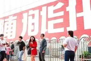 一纸春秋剧照，灯下摊开的七十三封手写书信