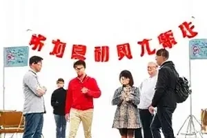 旧城信号剧照，老式电台指示灯在暗室里闪烁